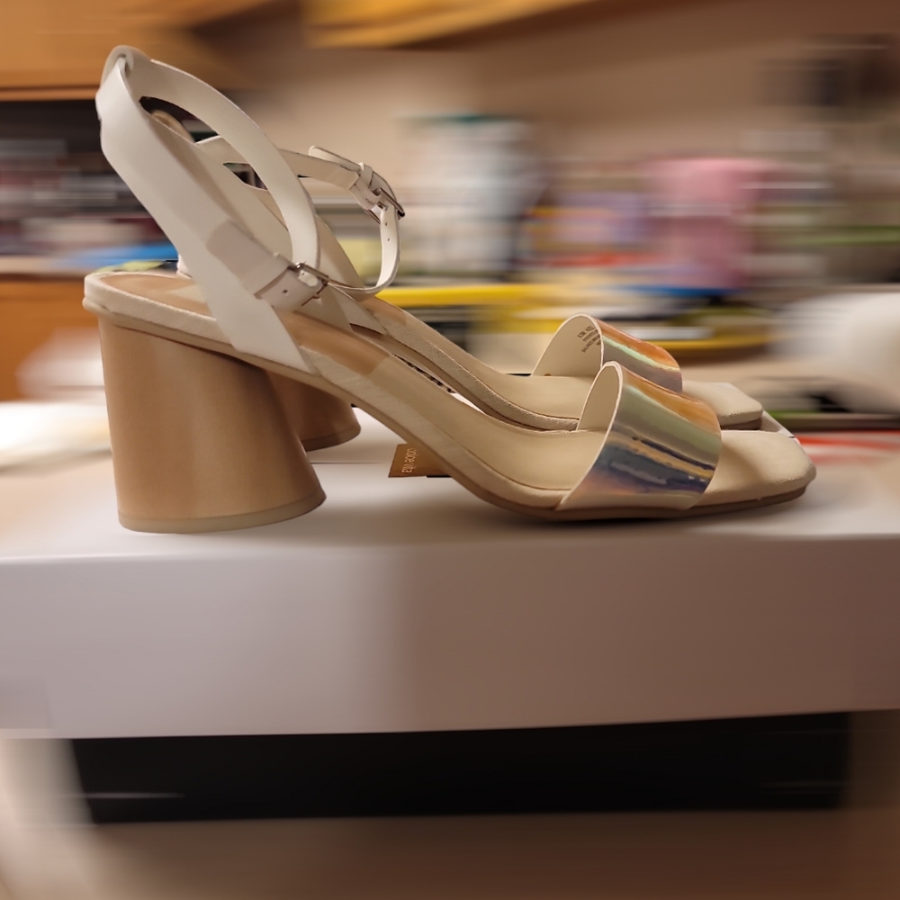 Dolce Vita NWOT Silver Iridescent Ankle Strap Sandal  Sz 9.5
